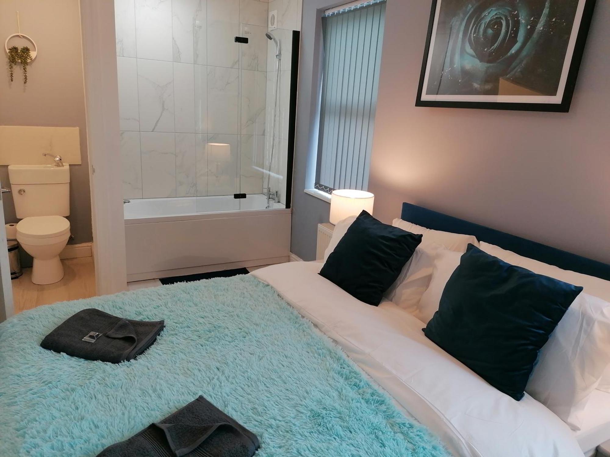 Blok 3 -Jacuzzi Suites, Apartment & Ensuite Rooms Blackpool Bagian luar foto